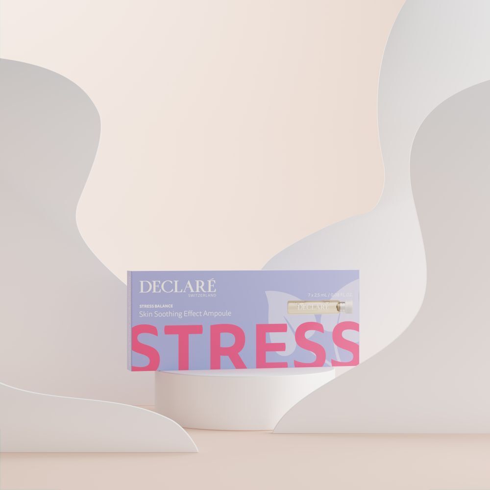 Confezione Declare Hautberuhigungs Effect Ampoule su piedistallo. Testo: Stress, Skin Soothing Effect Ampoule.