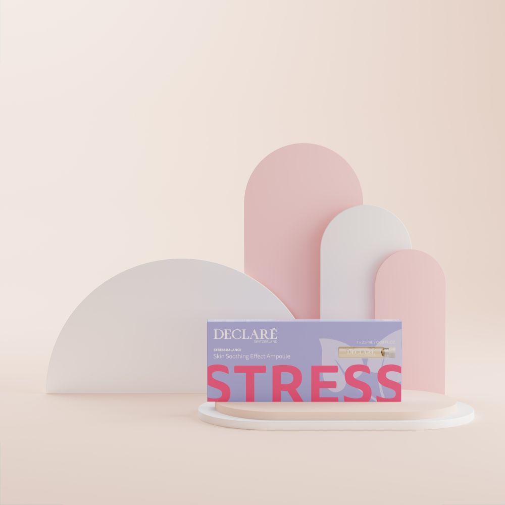 Confezione Declare Hautberuhigungs Effect Ampoule su piedistallo. Testo: Stress, Skin Soothing Effect Ampoule.