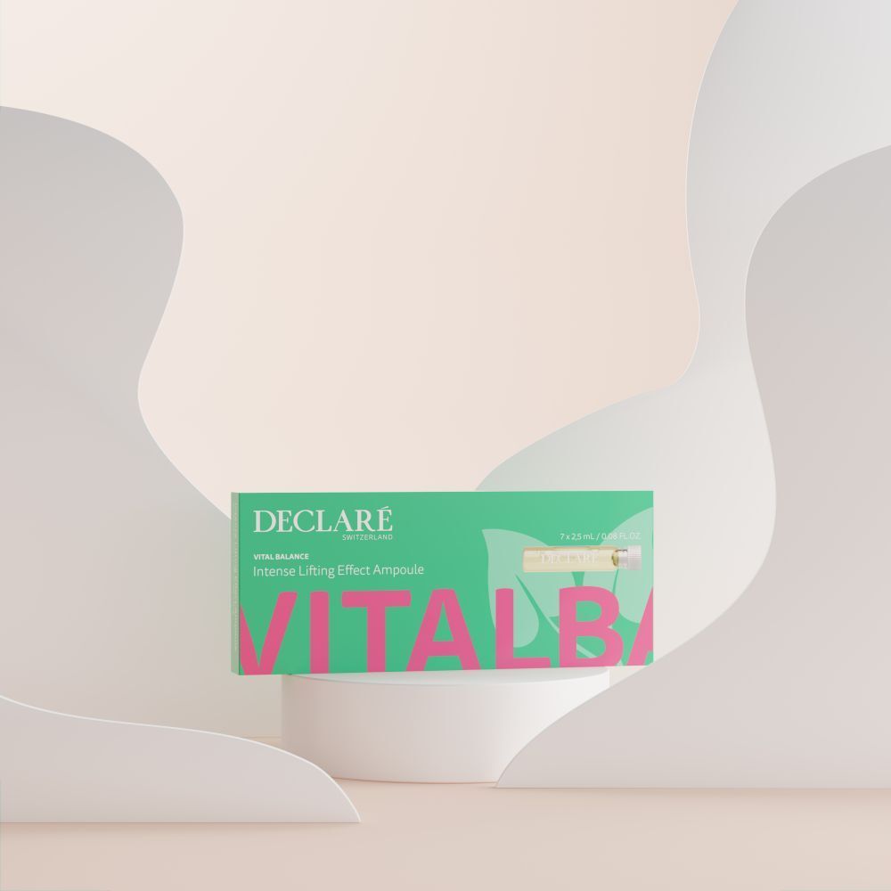 Scatola verde con scritta: DECLARE, Intense Lifting Effect Ampoule, VITALBA. Su un piedistallo bianco.