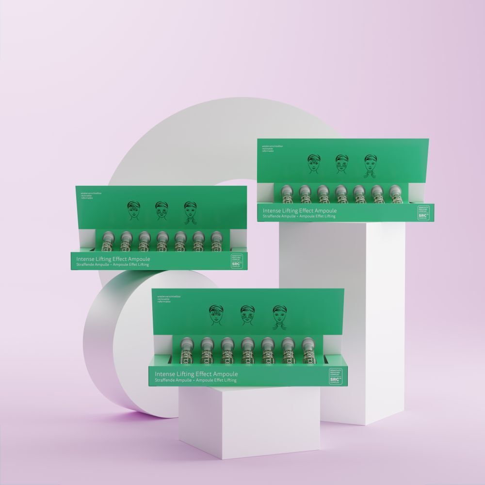 Tre scatole verdi con ampoule. Scritta: Intense Lifting Effect Ampoule. Su sfondo rosa e bianco.