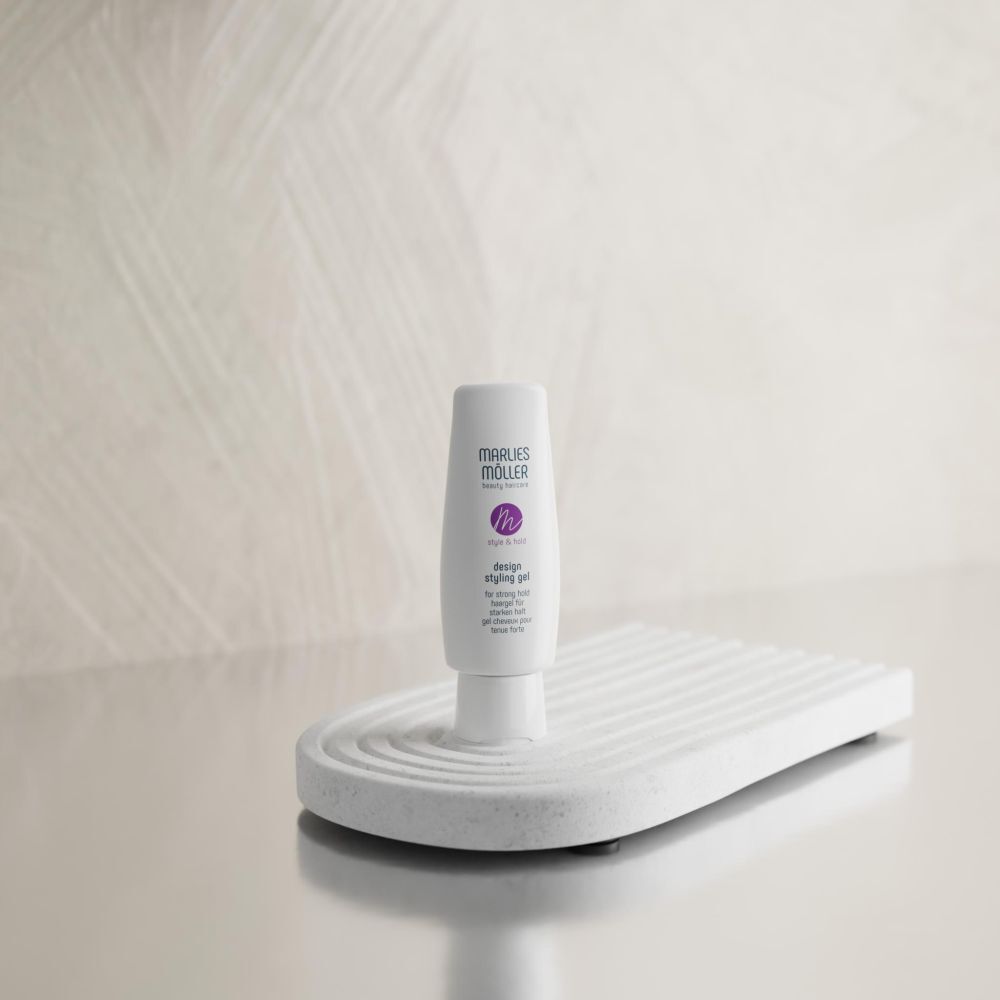 Gel per lo styling Design bianco su piedistallo bianco. Marchio Marlies Möller. Logo viola.