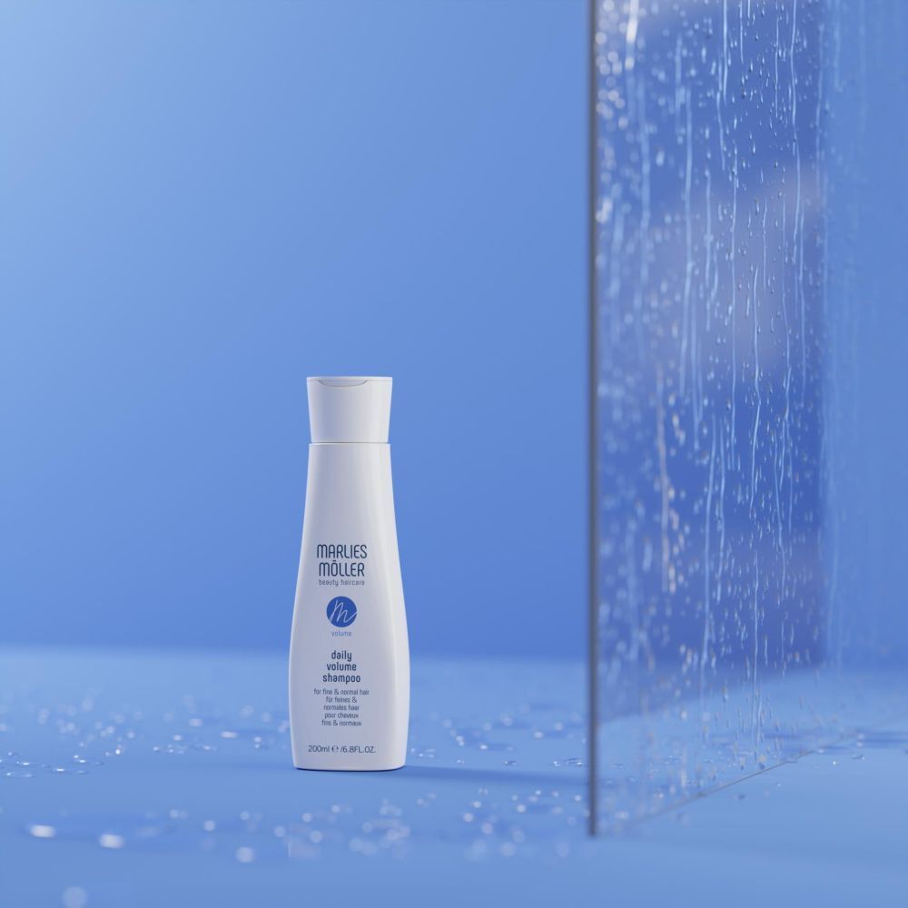 Flacone di shampoo bianco su sfondo blu. Scritta: Marlies Möller, Volume Daily Volume Shampoo. 200ml.
