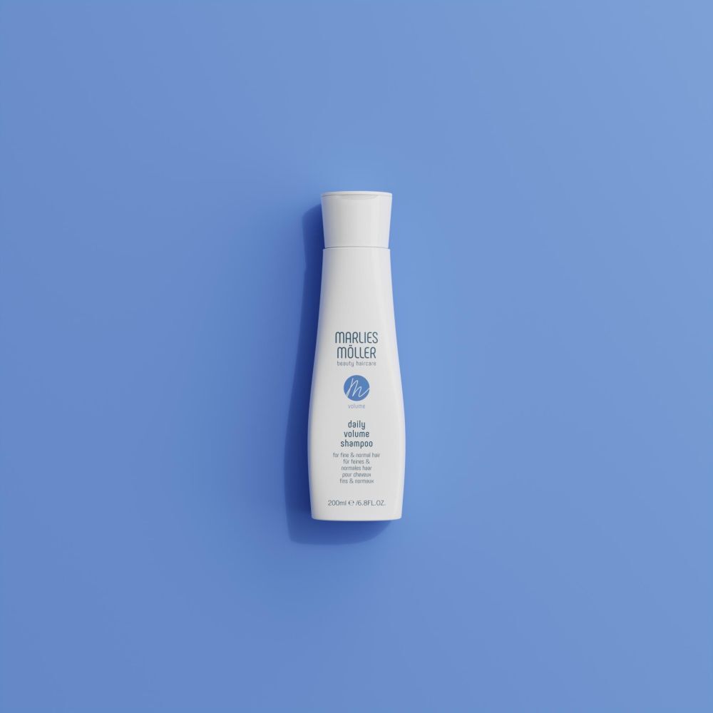 Flacone di shampoo bianco su sfondo blu. Scritta: Marlies Möller, Volume Daily Volume Shampoo. 200ml.