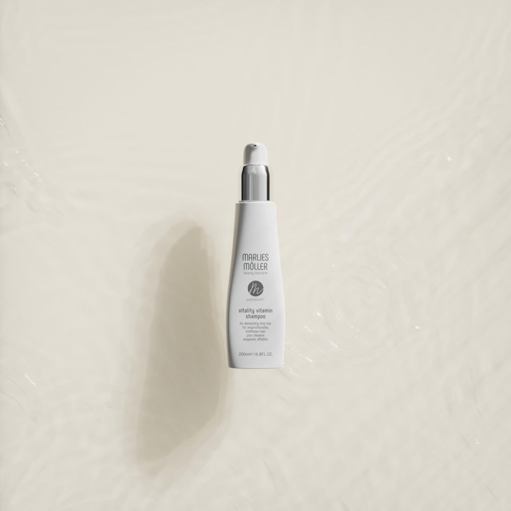 Flacone bianco con tappo argentato. Scritta: Marlies Müller, Pashmisilk Vitality Vitamin Shampoo. 200ml.
