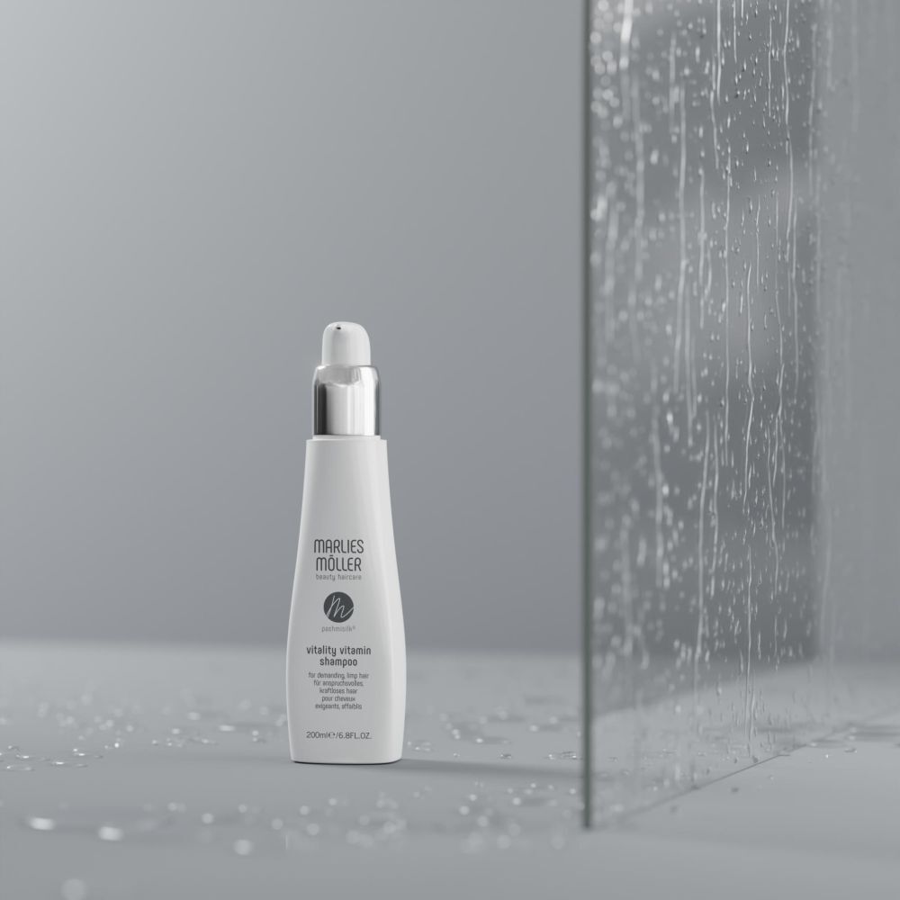 Flacone bianco con tappo argentato. Scritta: Marlies Müller, Pashmisilk Vitality Vitamin Shampoo. 200ml.