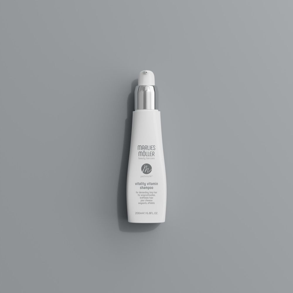 Flacone bianco con tappo argentato. Scritta: Marlies Müller, Pashmisilk Vitality Vitamin Shampoo. 200ml.