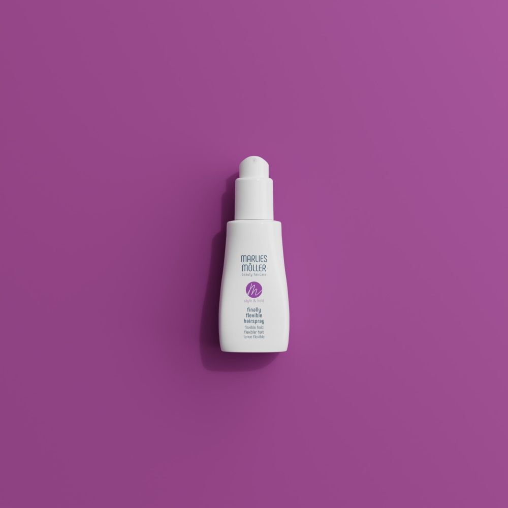 Flacone bianco con erogatore spray su sfondo viola. Scritta: Marlies Möller, Style & Hold, finally flexible hairspray.