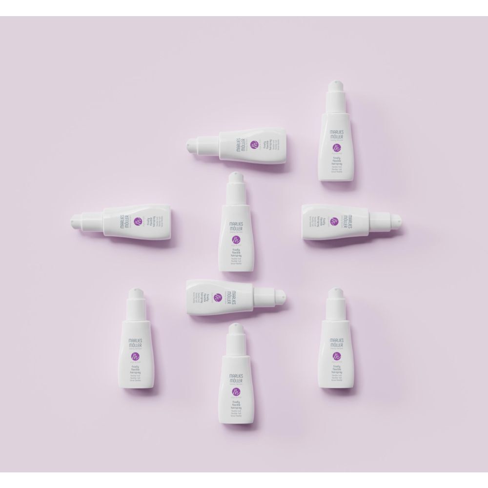 Diversi flaconi bianchi con erogatore spray su sfondo viola. Scritta: Marlies Möller, Style & Hold.