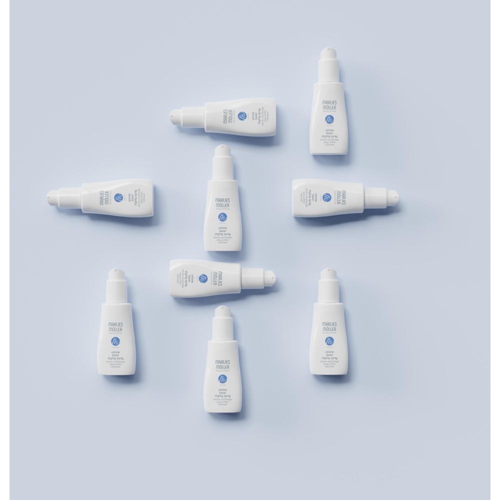 Diversi spray bianchi Marlies Möller su sfondo blu. Testo: Volume Boost.