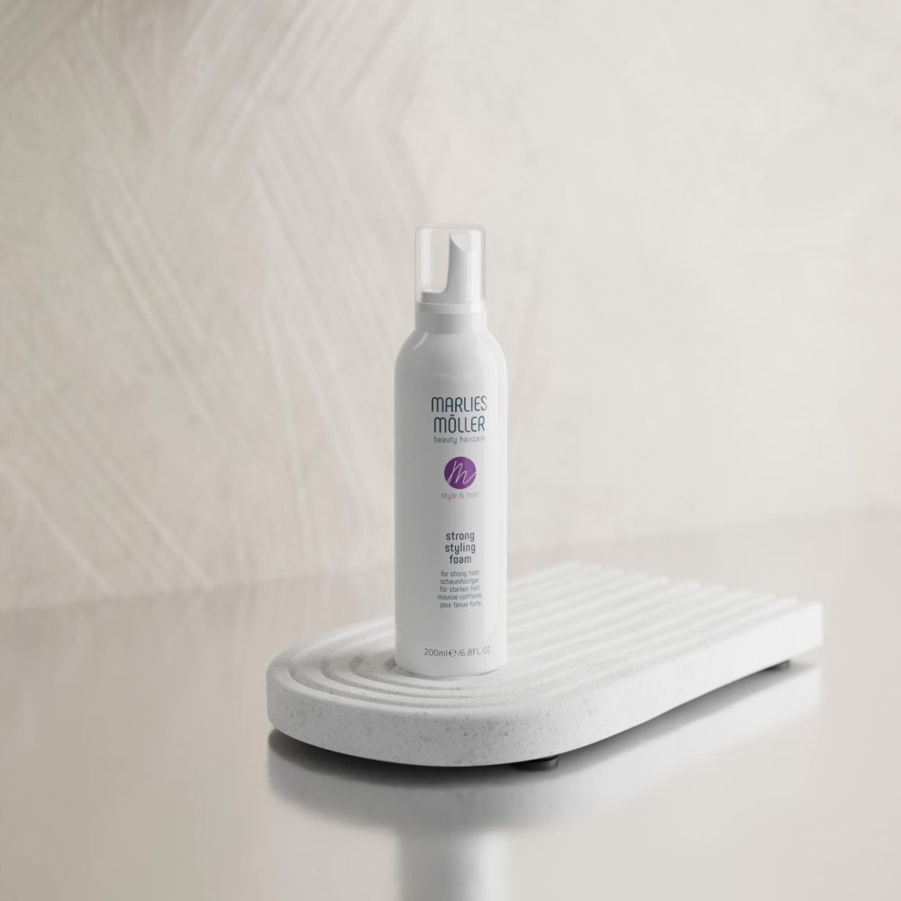 Flacone bianco su piedistallo bianco. Scritta: Marlies Möller, Style & Hold, Strong Styling Foam. 200ml.