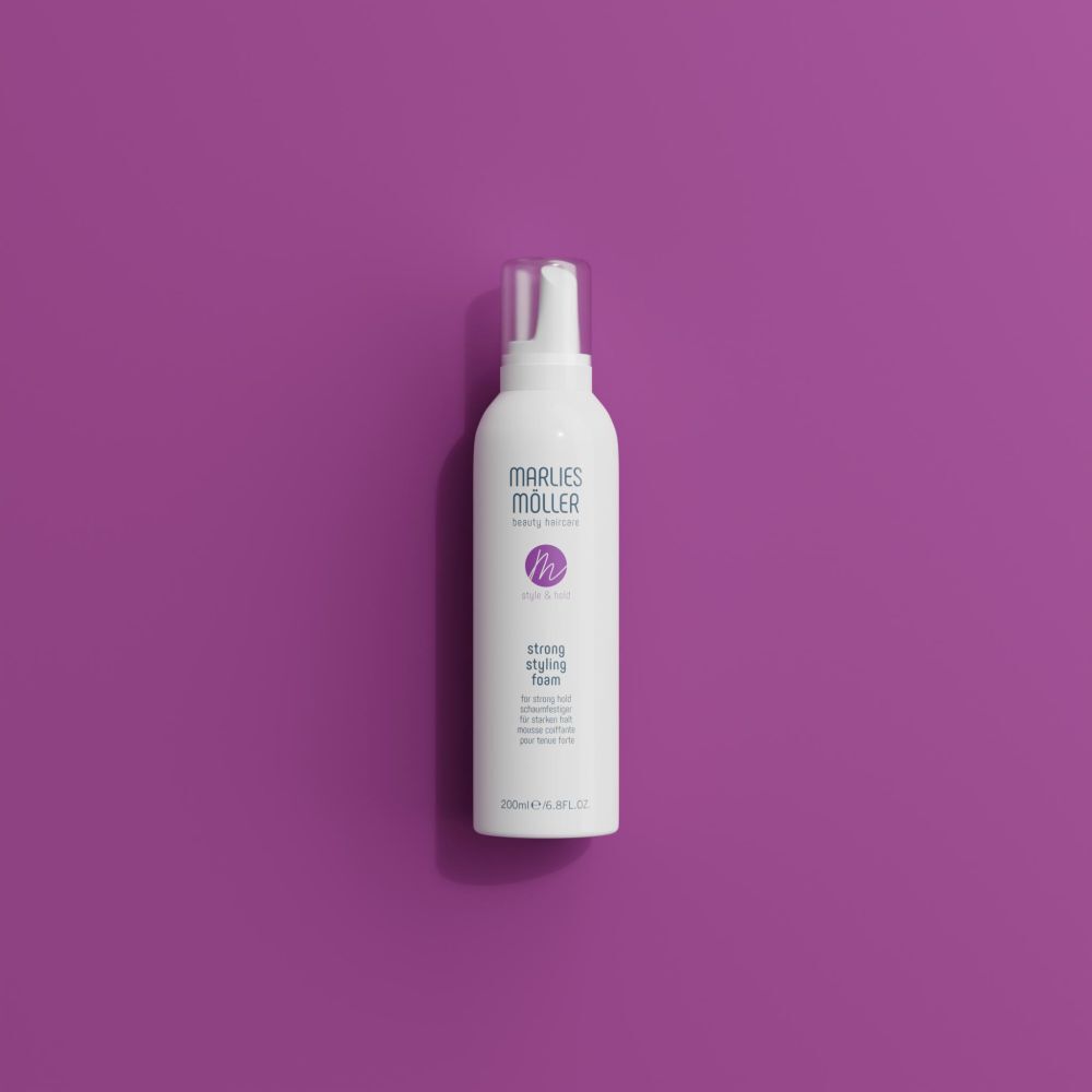 Flacone bianco su sfondo viola. Scritta: Marlies Möller, Style & Hold, Strong Styling Foam. 200ml.
