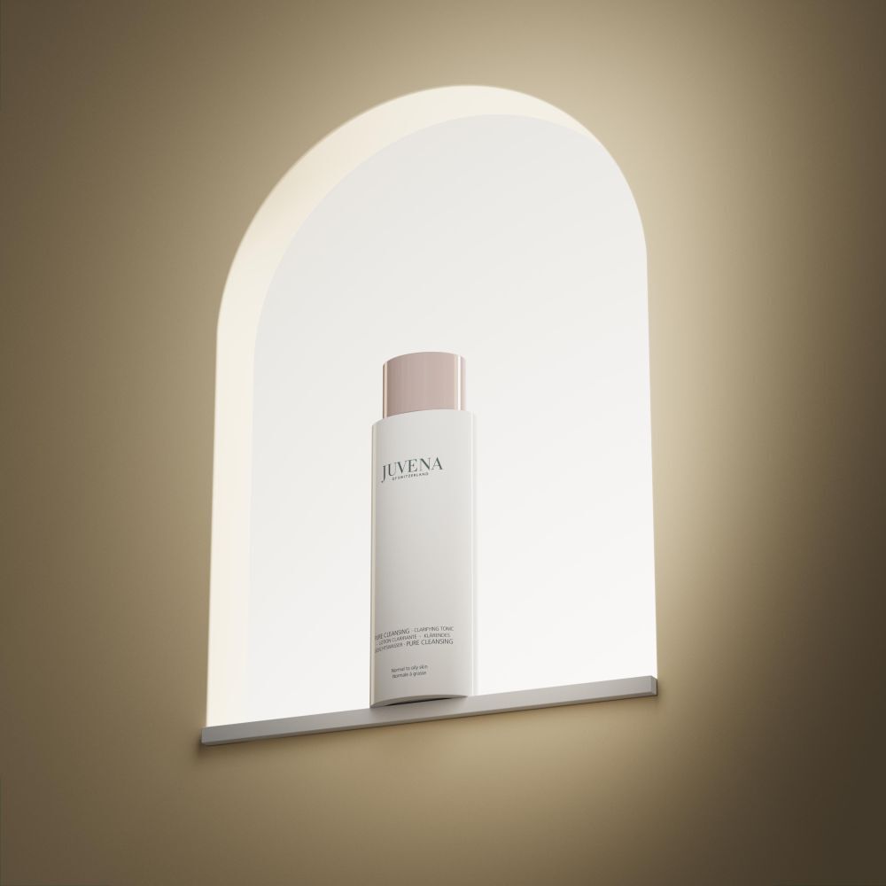 Flacone bianco con tappo rosa in una nicchia illuminata. Scritta: Juvena.