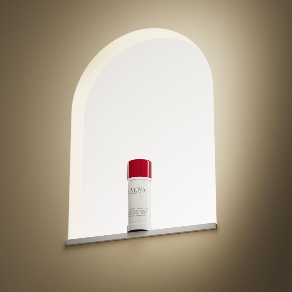 Stick deodorante in una nicchia. Tappo rosso, corpo bianco. Scritta: Juvena. Nome del prodotto illeggibile.