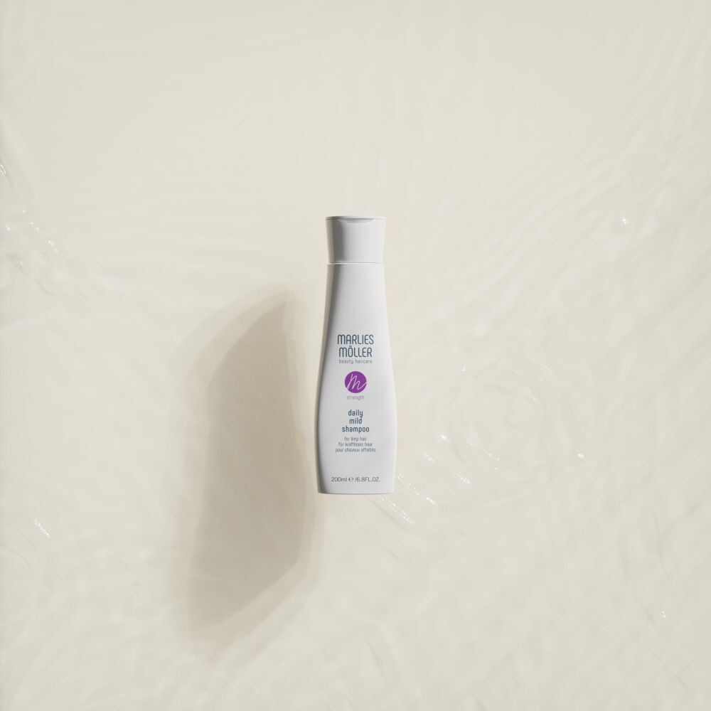Flacone di shampoo su sfondo crema. Scritta: Marlies Möller, Daily Mild Shampoo. 200ml.