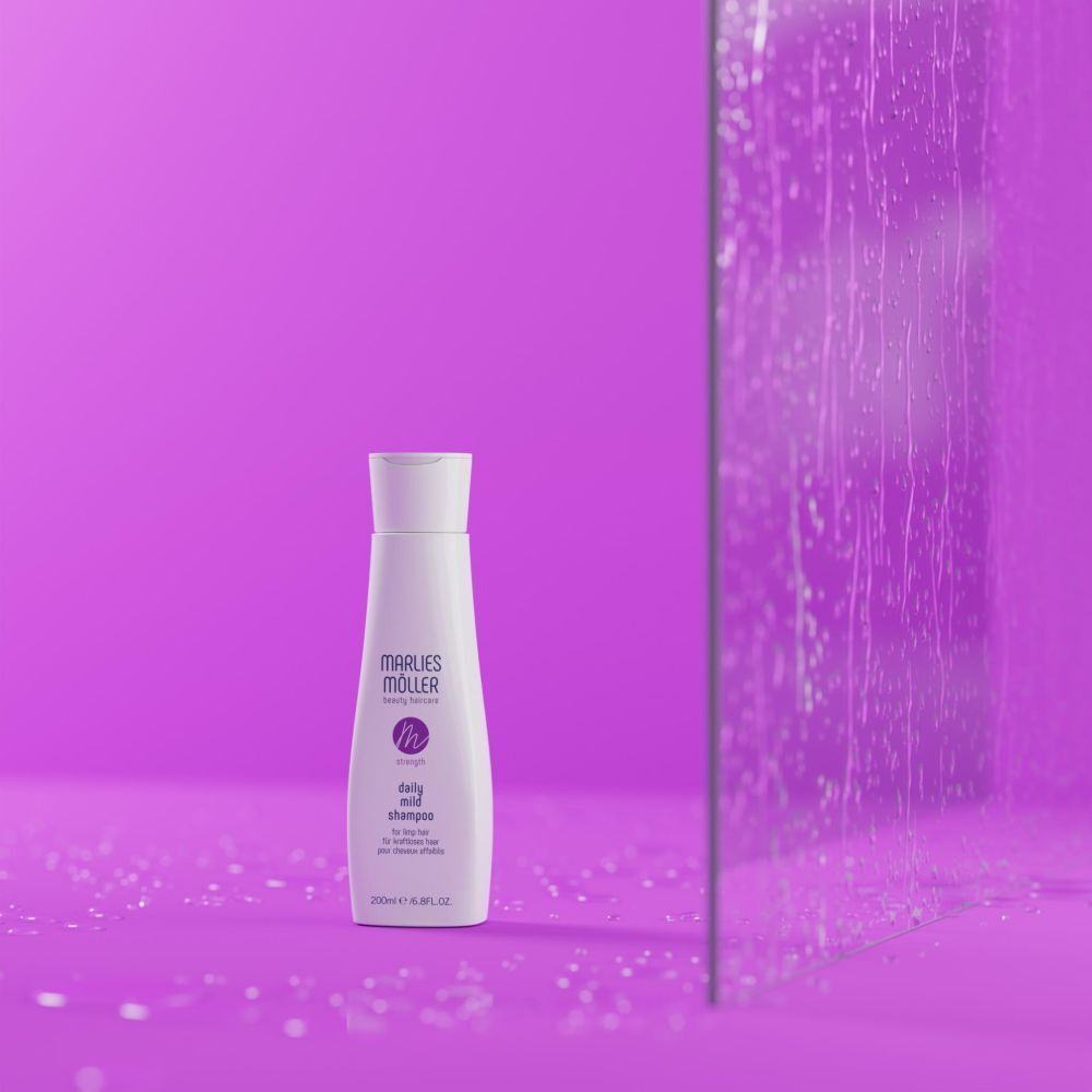 Flacone di shampoo su sfondo viola e vetro. Scritta: Marlies Möller, Daily Mild Shampoo. 200ml.