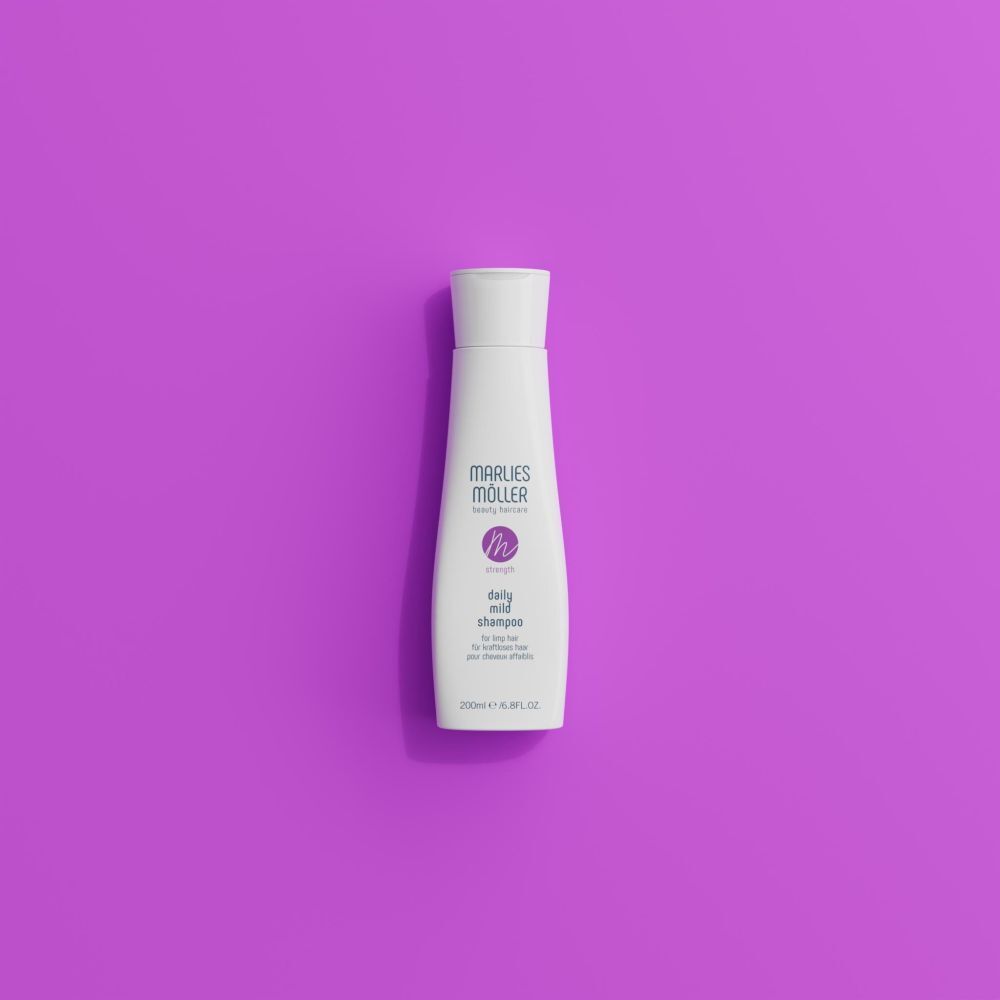 Flacone di shampoo su sfondo viola. Scritta: Marlies Möller, Daily Mild Shampoo. 200ml.