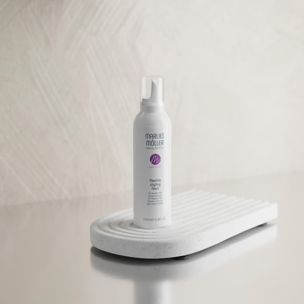 Flacone bianco su piedistallo bianco. Scritta: Marlies Möller, Style & Hold, Flexible Styling Foam. 200ml.