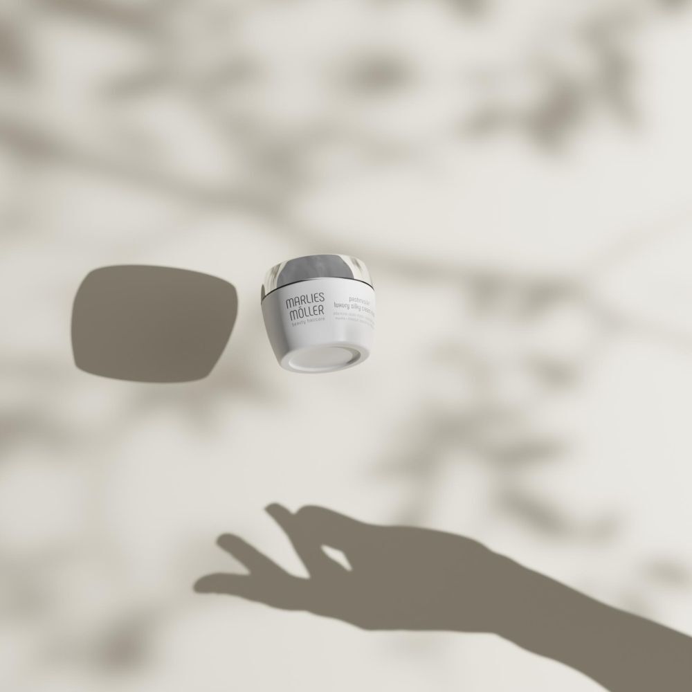 Vaso bianco con coperchio argentato fluttuante. Nome prodotto: Marlies Möller Pashmisilk Luxury Silky Cream Mask.