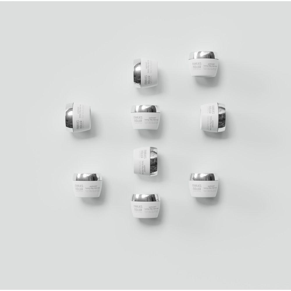Diversi vasi bianchi con coperchi argentati. Nome prodotto: Marlies Möller Pashmisilk Luxury Silky Cream Mask.