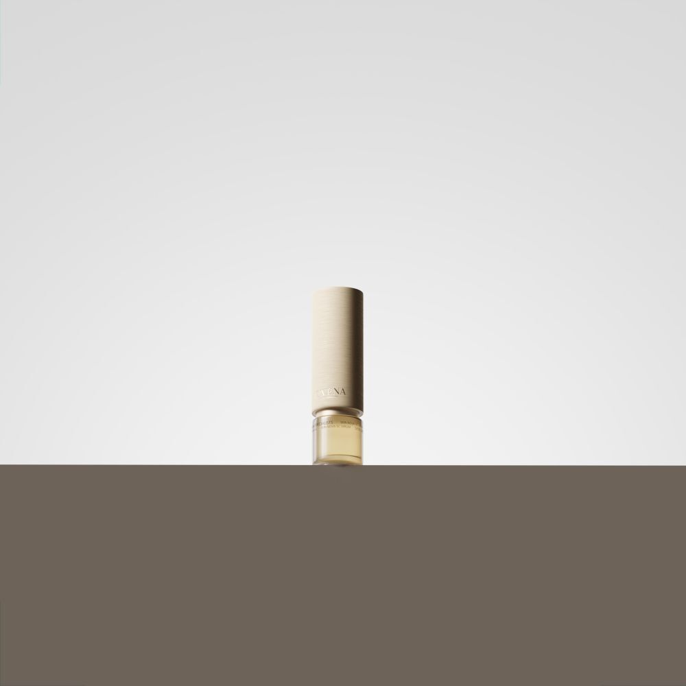 Flacone beige dorato. Prodotto in primo piano, su sfondo chiaro.