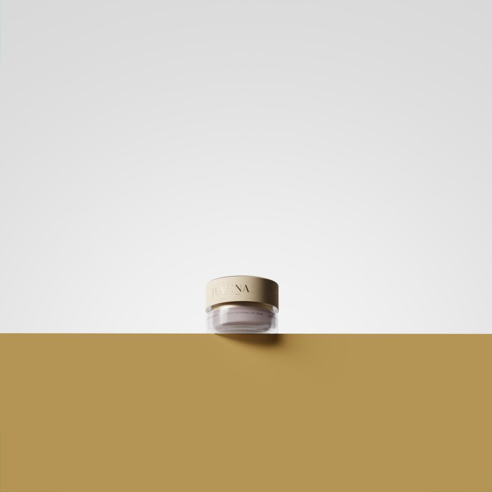 Vasetto di crema con coperchio dorato. Scritta: JUVENA. Posizionato su sfondo dorato.