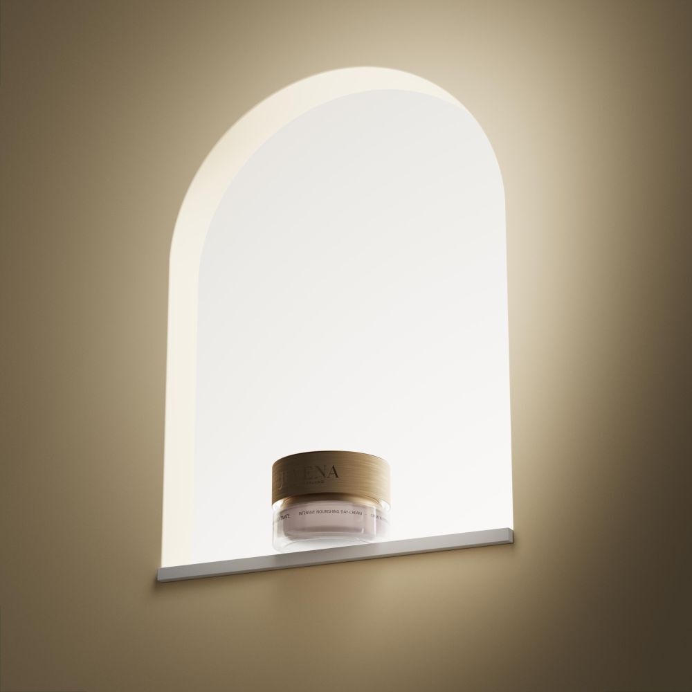 Vasetto di crema con coperchio dorato. Scritta: JUVENA. Posizionato in una nicchia illuminata.