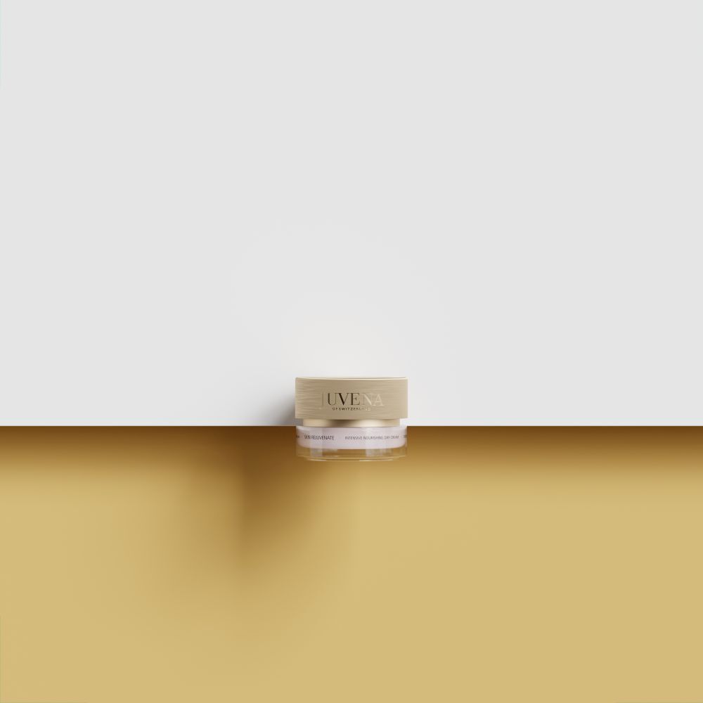 Vasetto di crema con coperchio dorato. Scritta: JUVENA. Posizionato su sfondo dorato.