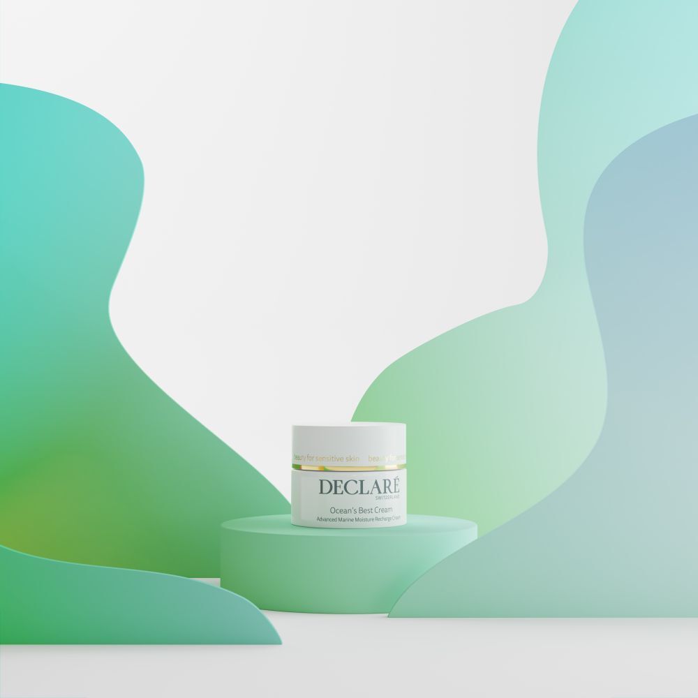 Vasetto bianco su piedistallo verde. Sfondo con forme verdi e blu. Scritta DECLARÉ e nome del prodotto.