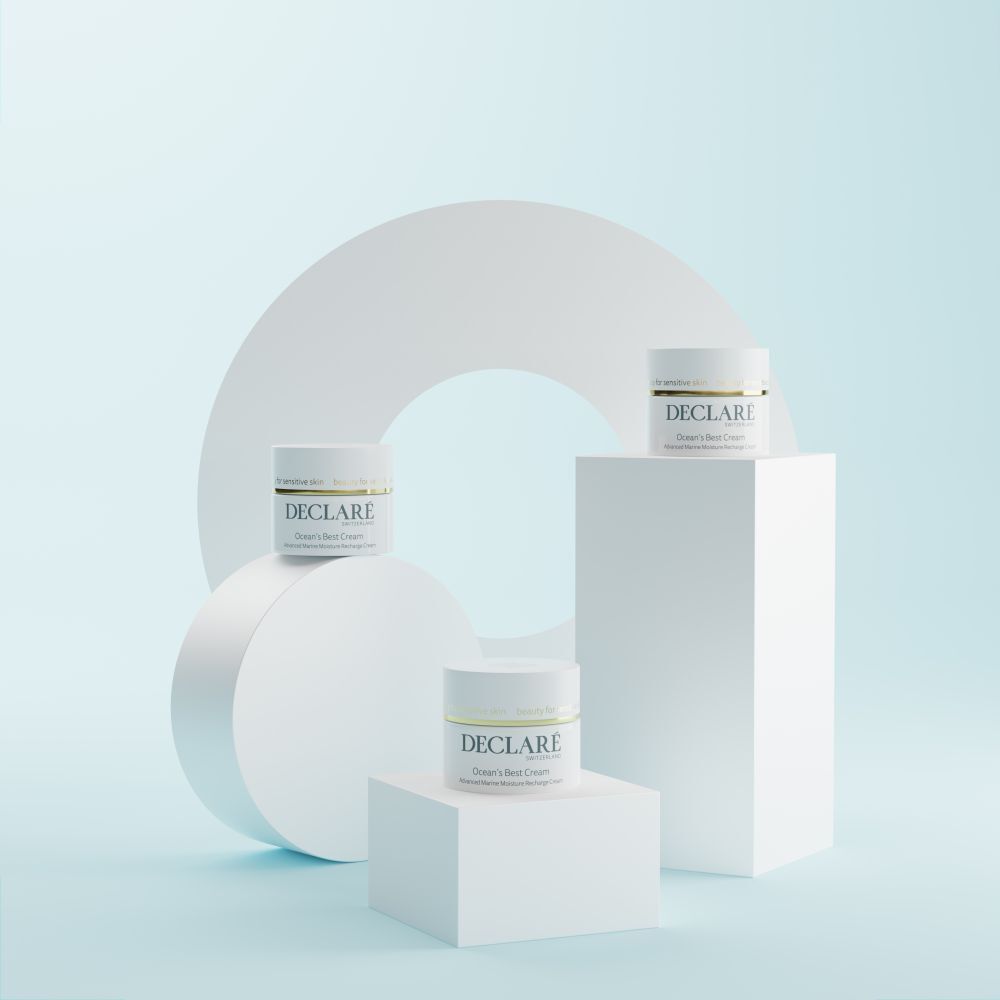 Tre vasetti bianchi su piedistalli bianchi. Sfondo con cerchio bianco. Scritta DECLARÉ e nome del prodotto.