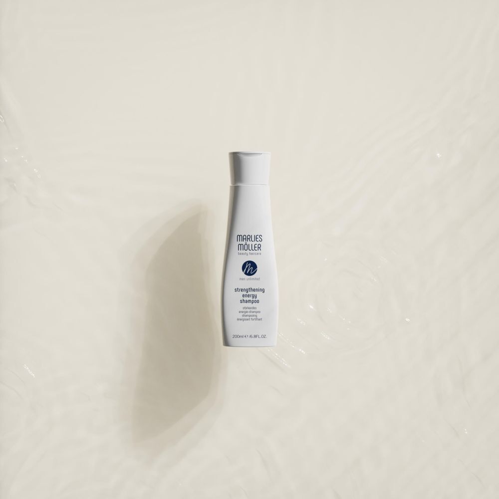 Flacone di shampoo Marlies Möller su sfondo chiaro. Nome del prodotto e logo ben visibili.