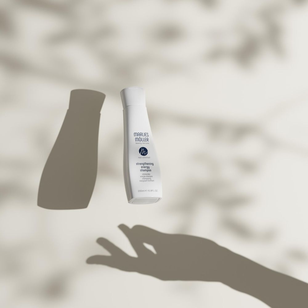 Shampoo Marlies Möller e ombra. Nome del prodotto e logo visibili.