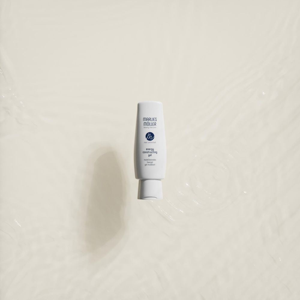 Flacone di gel per capelli bianco nell'acqua. Scritta: Marlies Möller, Men Unlimited, Energy Constructing Gel.