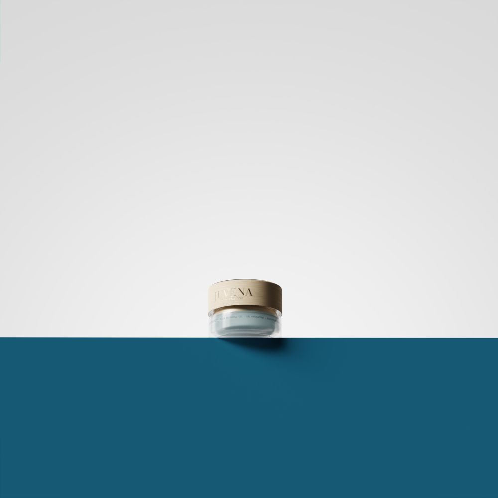 Vasetto di crema con coperchio dorato. Scritta: JUVENA. Su sfondo blu e bianco.
