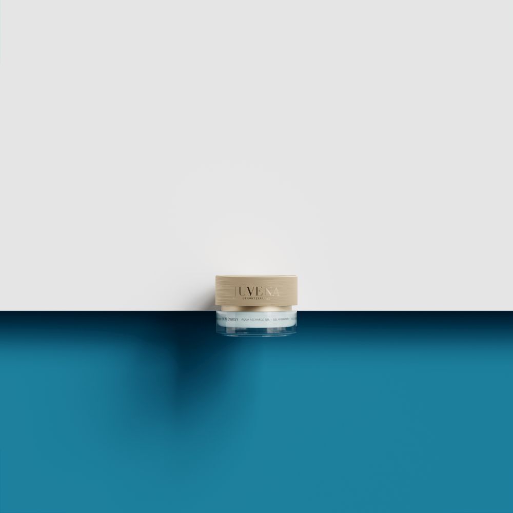 Vasetto di crema con coperchio dorato. Scritta: JUVENA. Su sfondo blu e bianco.