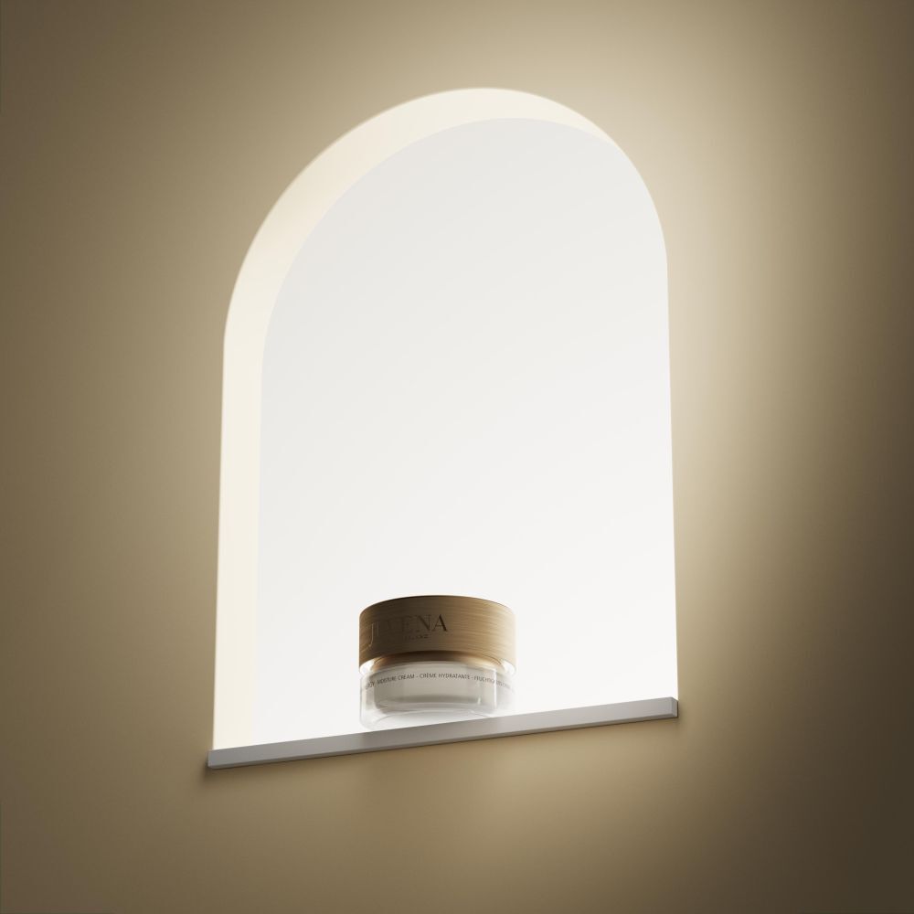 Vasetto di crema con coperchio dorato in una nicchia illuminata.