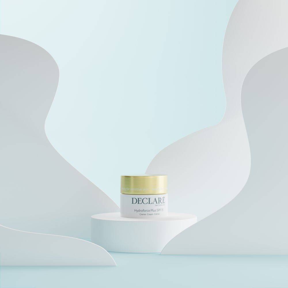 Vaso di crema su piedistallo. Sfondo: forme bianche astratte. Scritta: DECLARÉ, Hydroforce Plus SPF15.
