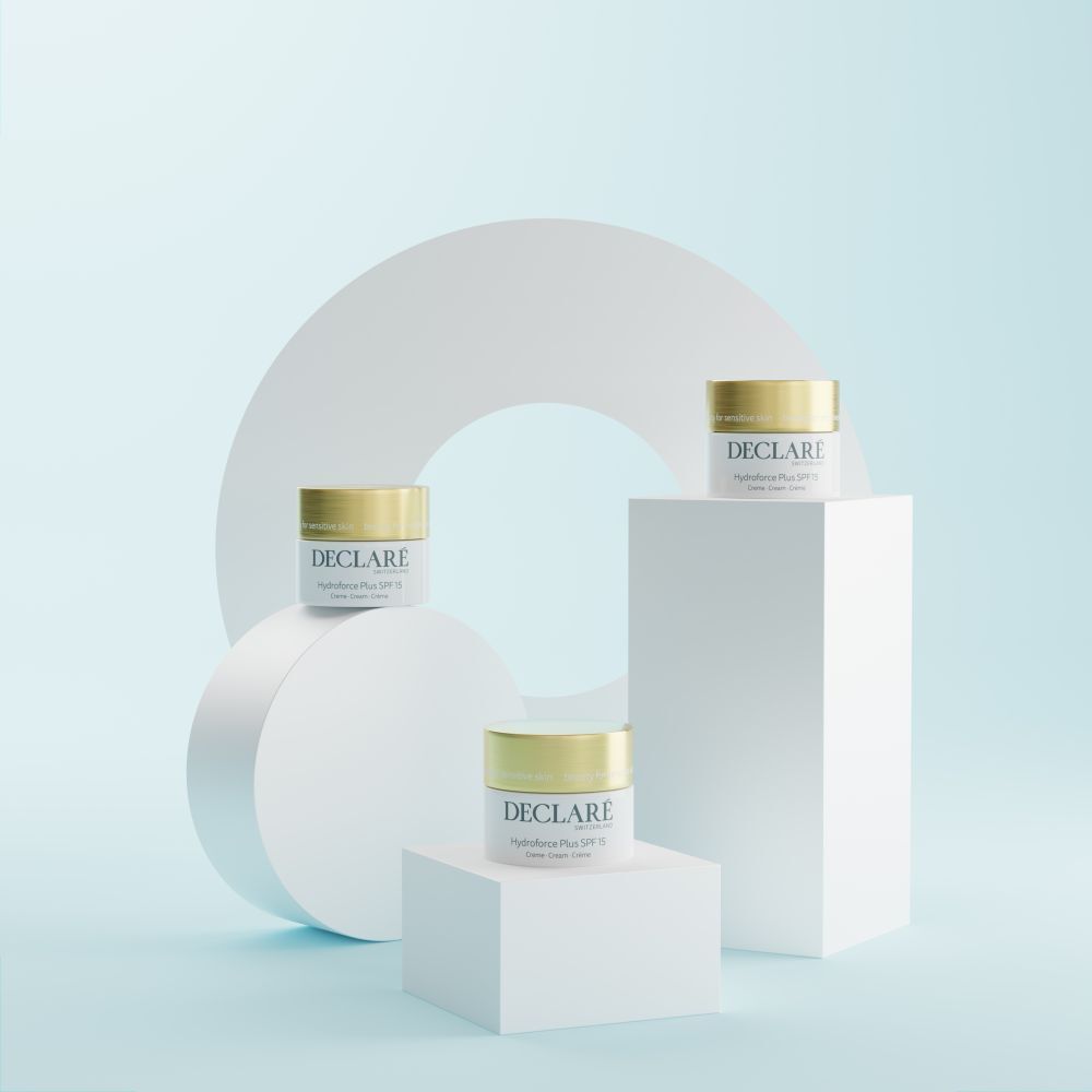 Diversi vasetti di crema su piedistalli. Scritta: DECLARÉ, Hydroforce Plus SPF15. Sfondo: forme bianche.