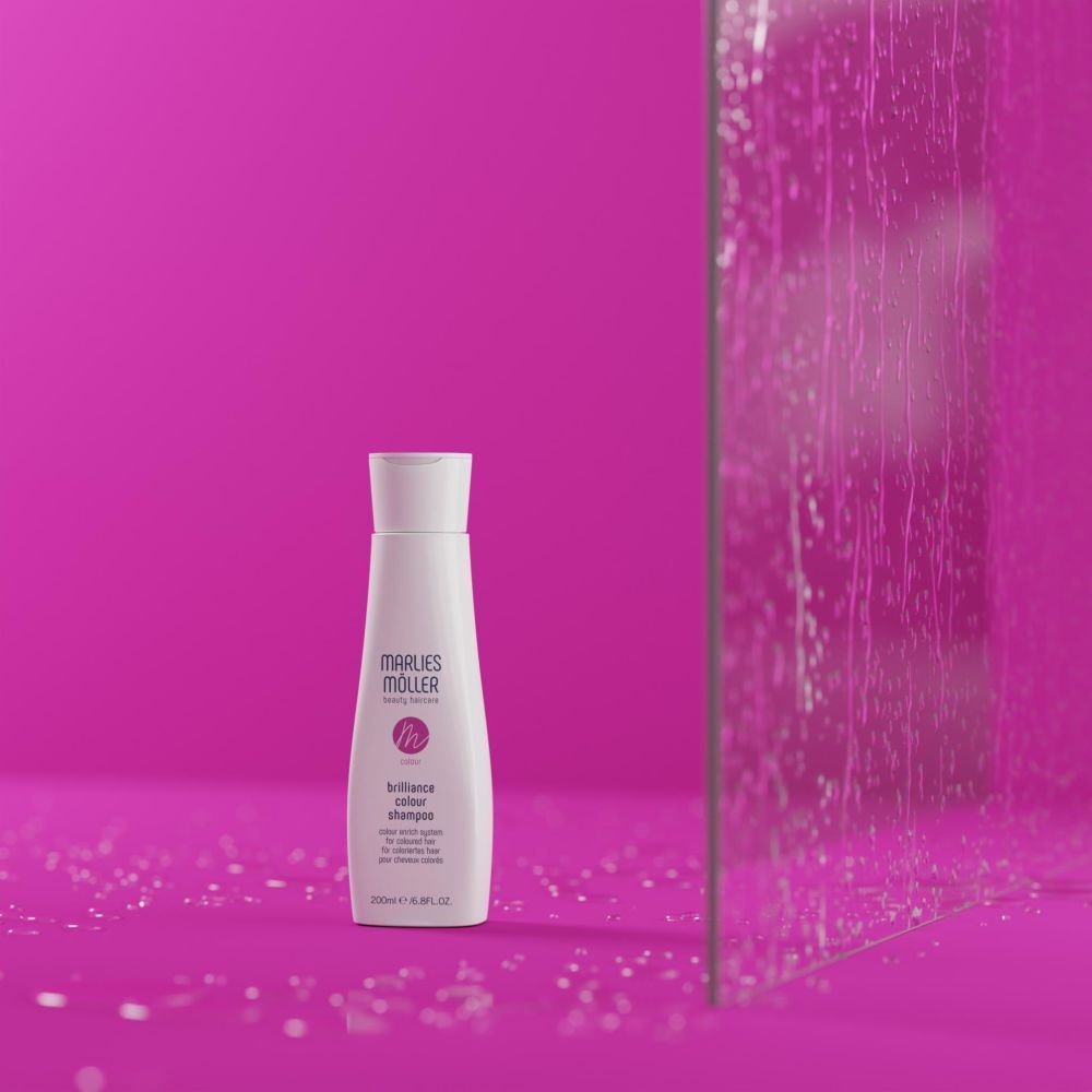 Shampoo Marlies Möller su sfondo rosa. Per capelli colorati.