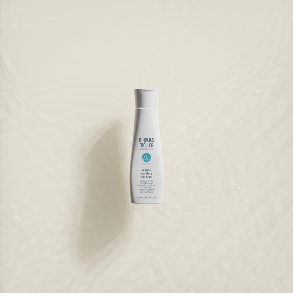 Flacone di shampoo bianco su sfondo crema. Scritta: Marlies Möller, Marine Moisture Shampoo.