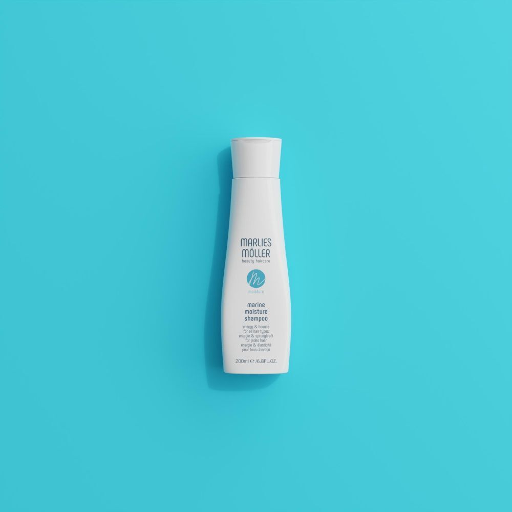 Flacone di shampoo su sfondo blu. Scritta: Marlies Möller, Marine Moisture Shampoo.