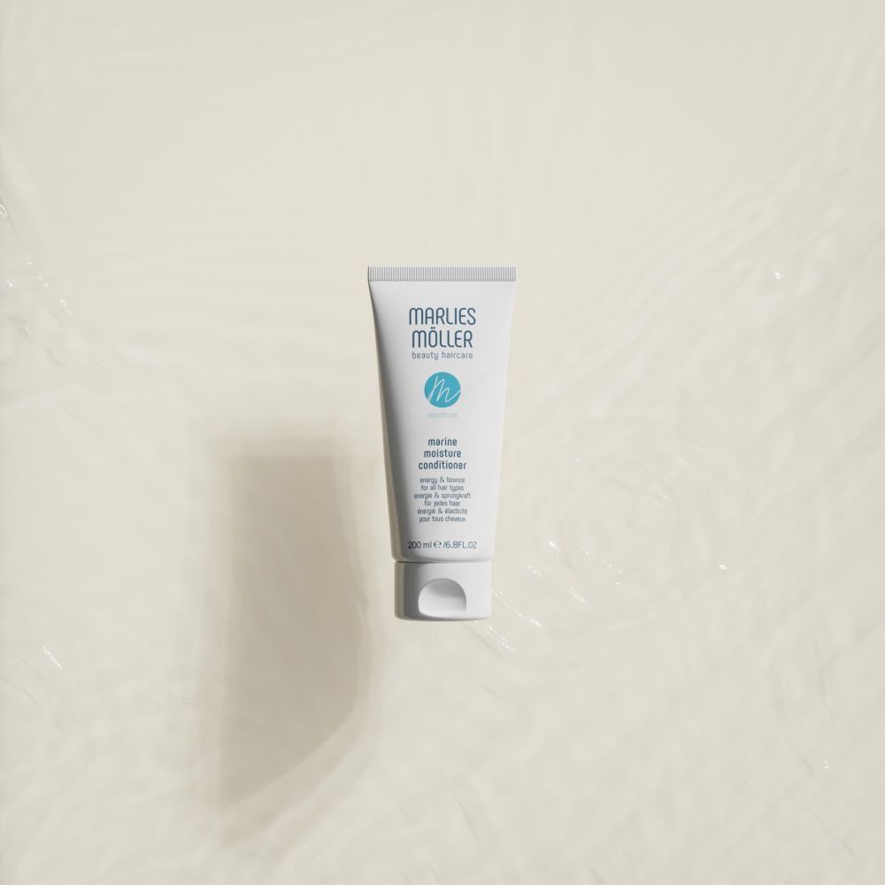 Tubo bianco nell'acqua. Contiene Marine Moisture Conditioner. Marchio: Marlies Möller.