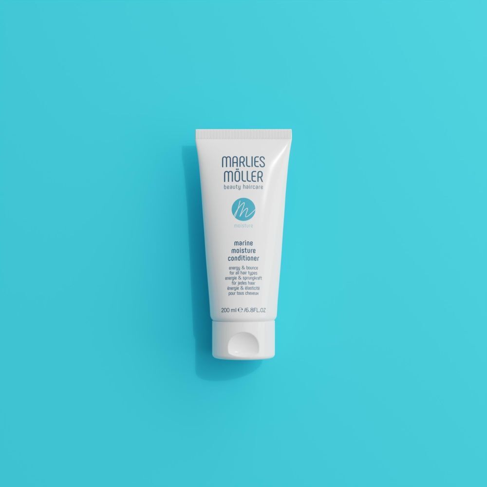 Tubo bianco su sfondo blu. Contiene Marine Moisture Conditioner. Marchio: Marlies Möller.