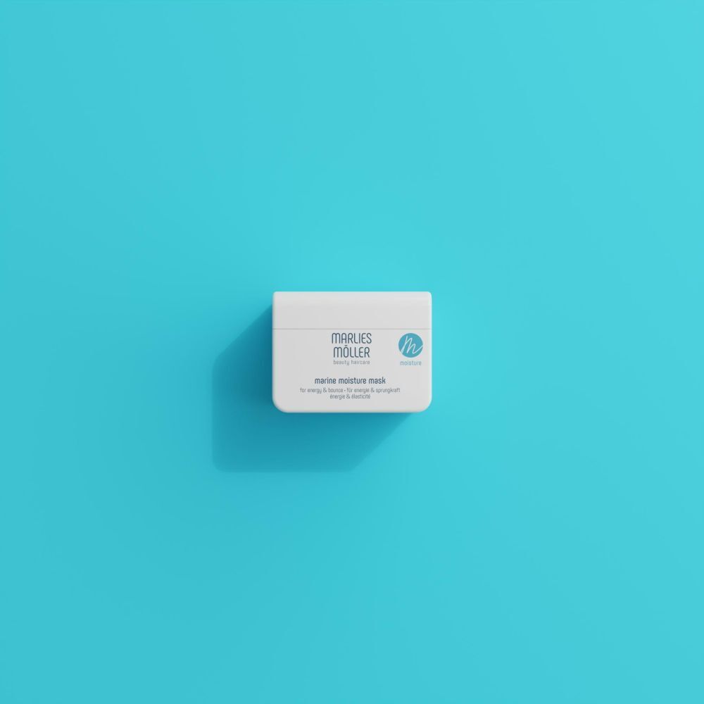 Vaso bianco su sfondo blu. Marlies Möller Marine Moisture Mask.