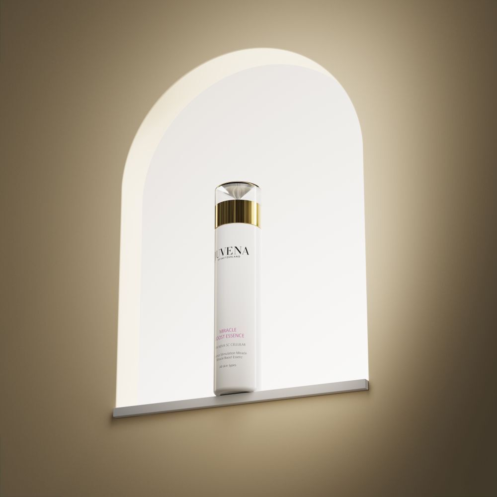 Flacone bianco con tappo dorato. Juvena Miracle Boost Essence. In una nicchia.