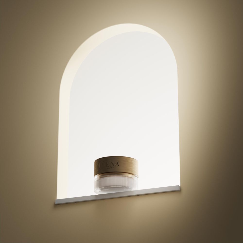 Vasetto di crema in nicchia. Coperchio dorato. Scritta: JUVENA. Illuminato.