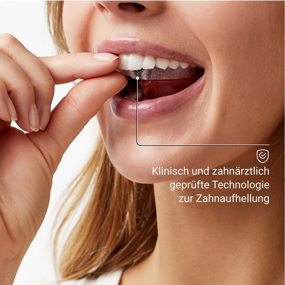 Donna che mette strisce sbiancanti in bocca. Testato clinicamente e dai dentisti.