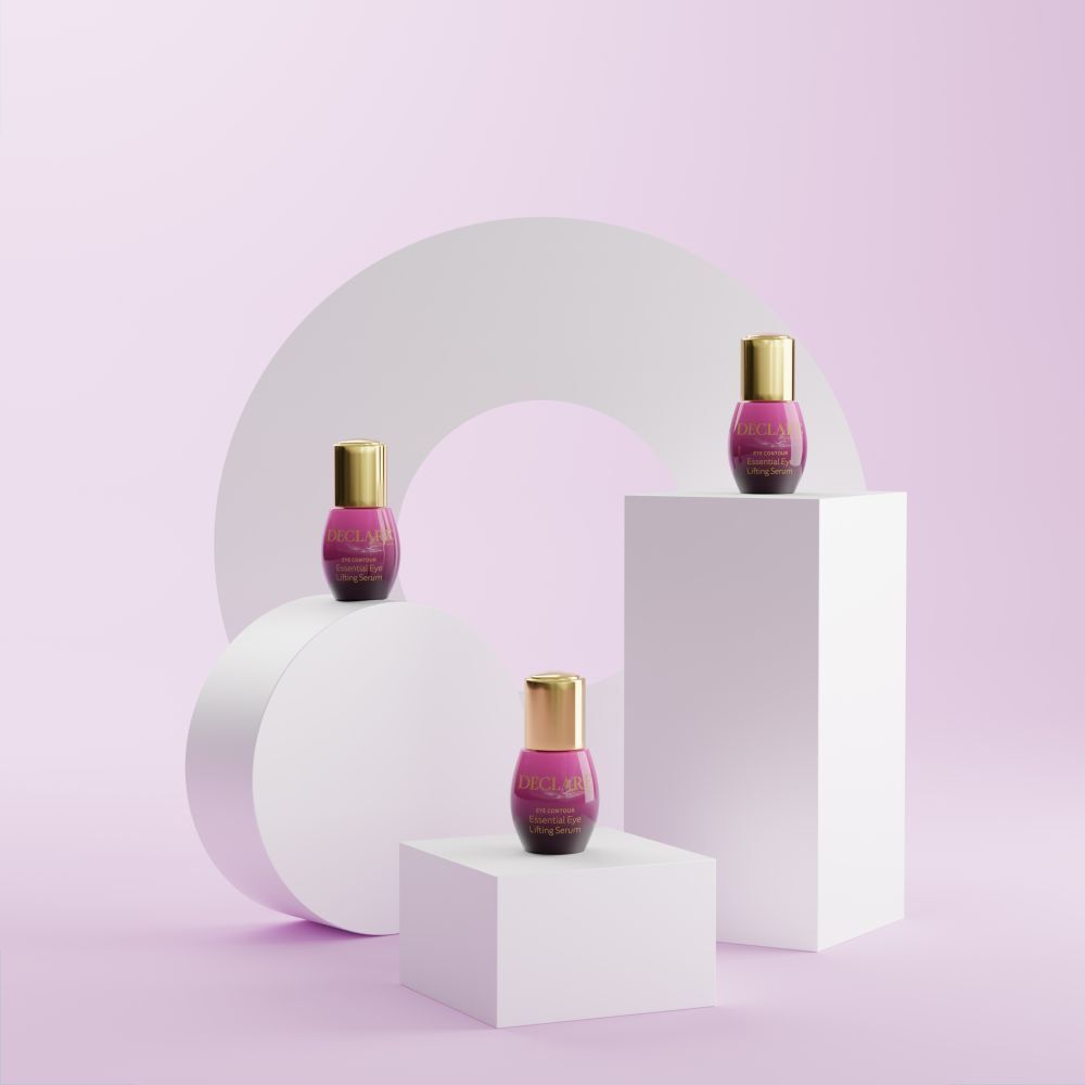 Tre flaconi viola con tappi dorati su piedistalli. Sfondo: cerchio bianco e sfumatura rosa.