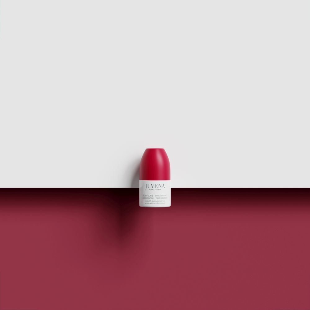 Roll-on deodorante rosso e bianco su sfondo rosso. Logo Juvena e nome del prodotto visibili.