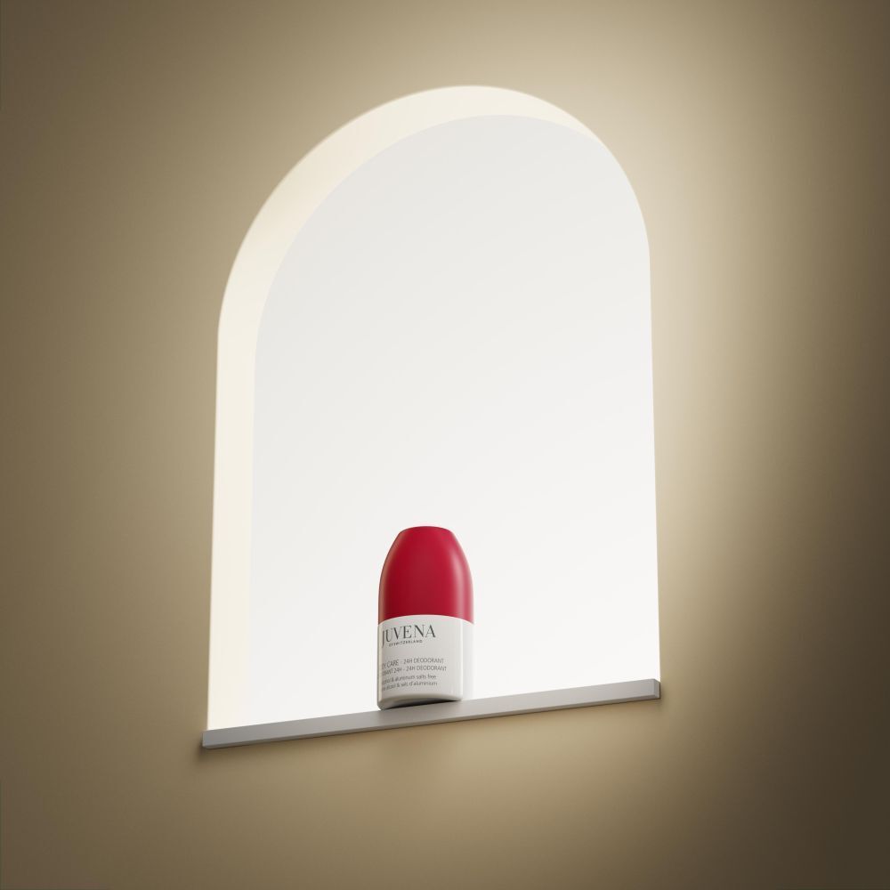 Roll-on deodorante in una nicchia. Tappo rosso, etichetta bianca. Logo Juvena e nome del prodotto.