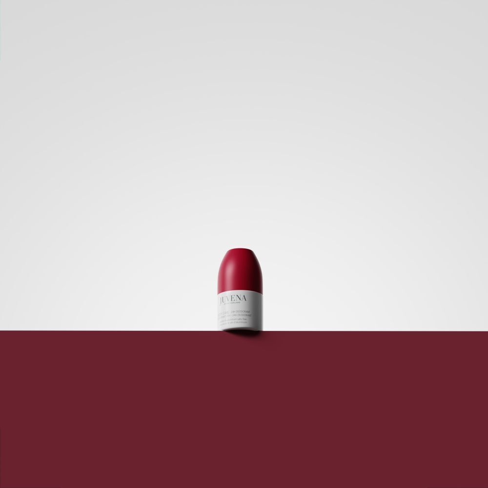 Roll-on deodorante rosso e bianco su sfondo rosso. Logo Juvena e nome del prodotto visibili.